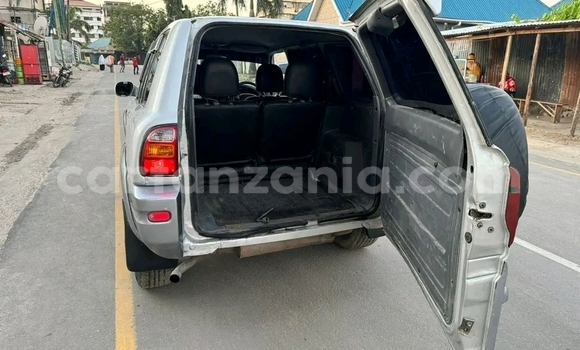 Nunua Ilio tumika Toyota RAV4 Fedha Gari ndani ya Dar es Salaam nchini Dar es Salaam