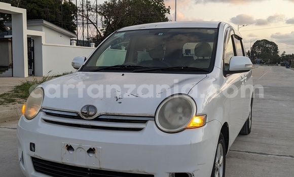 Nunua Imported Toyota Sienta Nyeupe Gari ndani ya Dar es Salaam nchini Dar es Salaam