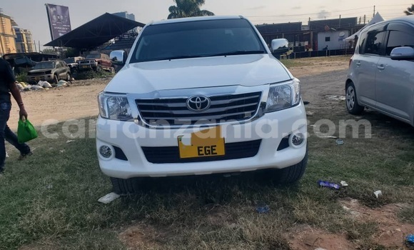 Nunua Ilio tumika Toyota Hilux Nyeupe Gari ndani ya Dar es Salaam nchini Dar es Salaam