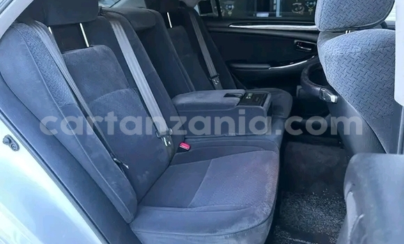 Nunua Ilio tumika Toyota Crown Nyeupe Gari ndani ya Buhigwe nchini Kigoma