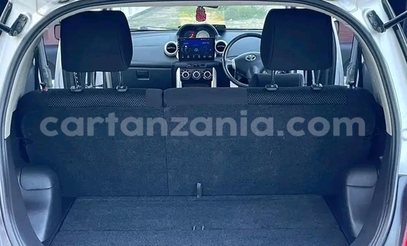 Nunua Ilio tumika Toyota IST Nyeupe Gari ndani ya Chake Chake nchini Pemba Kusini