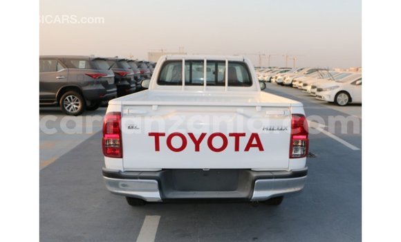 Nunua Imported Toyota Hilux Nyeupe Gari ndani ya Import - Dubai nchini Arusha Nunua Imported Toyota Hilux Nyeupe Gari ndani ya Import - Dubai nchini Arusha
