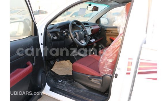 Nunua Imported Toyota Hilux Nyeupe Gari ndani ya Import - Dubai nchini Arusha Nunua Imported Toyota Hilux Nyeupe Gari ndani ya Import - Dubai nchini Arusha