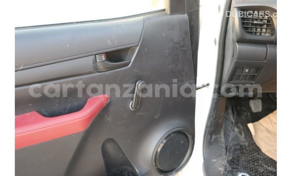 Nunua Imported Toyota Hilux Nyeupe Gari ndani ya Import - Dubai nchini Arusha Nunua Imported Toyota Hilux Nyeupe Gari ndani ya Import - Dubai nchini Arusha