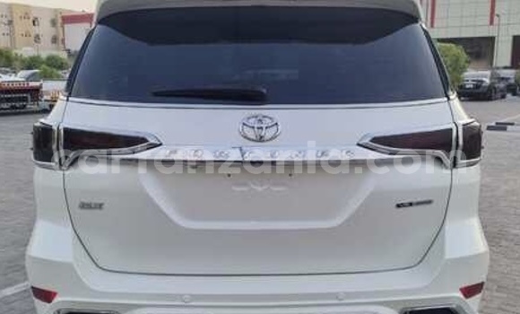 Nunua Ilio tumika Toyota Fortuner Nyeupe Gari ndani ya Dar es Salaam nchini Dar es Salaam
