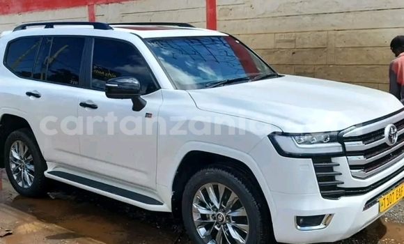 Buy Used Toyota Land Cruiser White Car in Dar es Salaam in Dar es Salaam