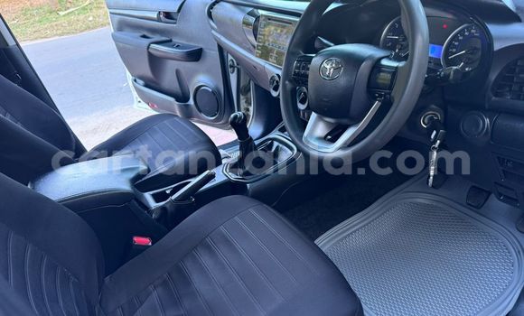 Nunua Ilio tumika Toyota Hilux Nyeupe Gari ndani ya Ilala nchini Dar es Salaam Nunua Ilio tumika Toyota Hilux Nyeupe Gari ndani ya Ilala nchini Dar es Salaam