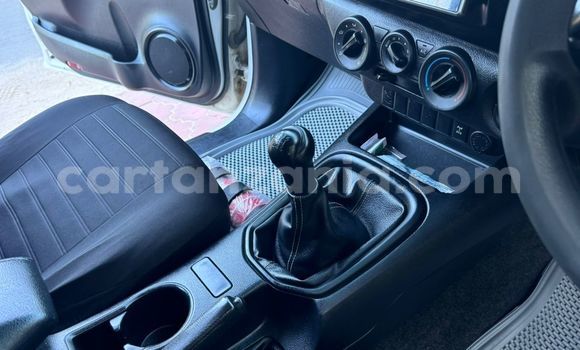 Nunua Ilio tumika Toyota Hilux Nyeupe Gari ndani ya Ilala nchini Dar es Salaam Nunua Ilio tumika Toyota Hilux Nyeupe Gari ndani ya Ilala nchini Dar es Salaam
