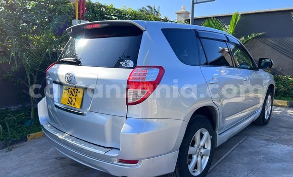 Nunua Ilio tumika Toyota Vanguard Fedha Gari ndani ya Dar es Salaam nchini Dar es Salaam