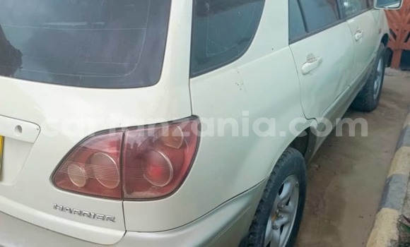 Nunua Ilio tumika Toyota Harrier Nyeupe Gari ndani ya Dar es Salaam nchini Dar es Salaam