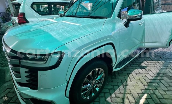 Buy Used Toyota Land Cruiser White Car in Dar es Salaam in Dar es Salaam