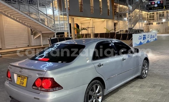 Nunua Ilio tumika Toyota Crown Fedha Gari ndani ya Dar es Salaam nchini Dar es Salaam