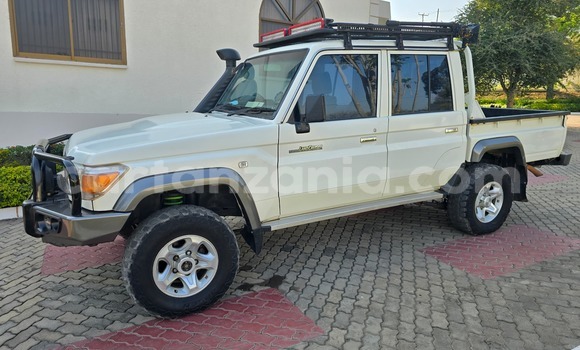 Buy Used Toyota Land Cruiser White Car in Dar es Salaam in Dar es Salaam