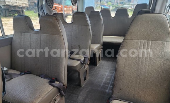 Nunua Imported Nissan Cima Nyeupe Gari ndani ya Dar es Salaam nchini Dar es Salaam Nunua Imported Nissan Cima Nyeupe Gari ndani ya Dar es Salaam nchini Dar es Salaam