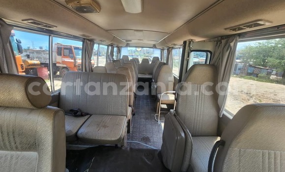 Nunua Imported Nissan Cima Nyeupe Gari ndani ya Dar es Salaam nchini Dar es Salaam Nunua Imported Nissan Cima Nyeupe Gari ndani ya Dar es Salaam nchini Dar es Salaam