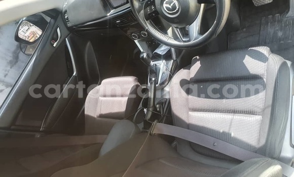 Nunua Ilio tumika Mazda Mazda 5 Nyeusi Gari ndani ya Dar es Salaam nchini Dar es Salaam