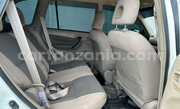 Nunua Ilio tumika Toyota RAV4 Nyeupe Gari ndani ya Ilala nchini Dar es Salaam Nunua Ilio tumika Toyota RAV4 Nyeupe Gari ndani ya Ilala nchini Dar es Salaam