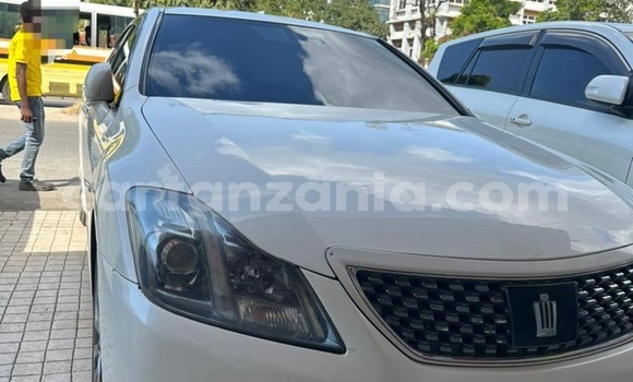 Buy Used Toyota Crown White Car in Dar es Salaam in Dar es Salaam
