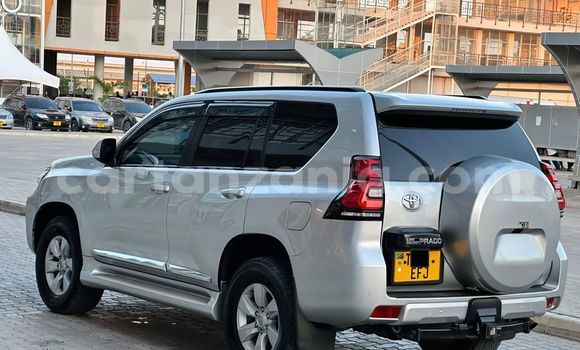 Nunua Ilio tumika Toyota Land Cruiser Prado Fedha Gari ndani ya Dar es Salaam nchini Dar es Salaam