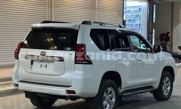 Nunua Imported Toyota Land Cruiser Prado Nyeupe Gari ndani ya Dar es Salaam nchini Dar es Salaam Nunua Imported Toyota Land Cruiser Prado Nyeupe Gari ndani ya Dar es Salaam nchini Dar es Salaam