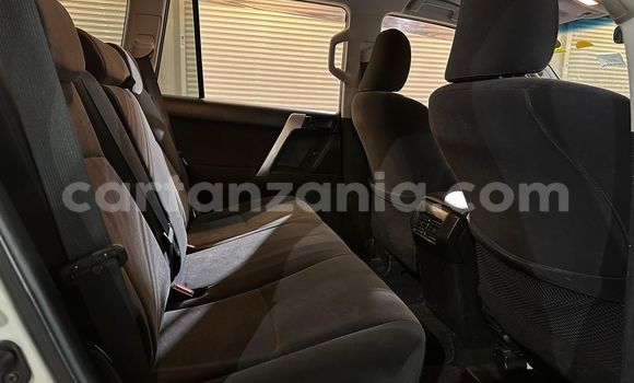 Nunua Imported Toyota Land Cruiser Prado Nyeupe Gari ndani ya Dar es Salaam nchini Dar es Salaam Nunua Imported Toyota Land Cruiser Prado Nyeupe Gari ndani ya Dar es Salaam nchini Dar es Salaam