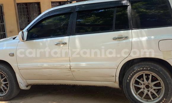 Nunua Ilio tumika Toyota Kluger Nyeupe Gari ndani ya Dar es Salaam nchini Dar es Salaam