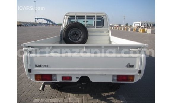 Buy Import Toyota Land Cruiser White Car in Import - Dubai in Arusha Buy Import Toyota Land Cruiser White Car in Import - Dubai in Arusha