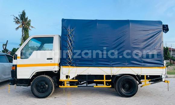 Nunua Ilio tumika Toyota Dyna Nyeupe Lori ndani ya Dar es Salaam nchini Dar es Salaam Nunua Ilio tumika Toyota Dyna Nyeupe Lori ndani ya Dar es Salaam nchini Dar es Salaam