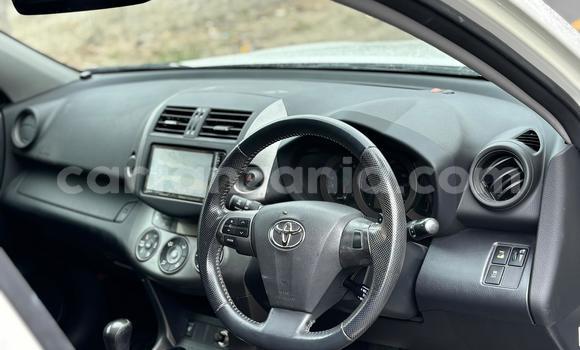 Nunua Ilio tumika Toyota Vanguard Nyeupe Gari ndani ya Dar es Salaam nchini Dar es Salaam