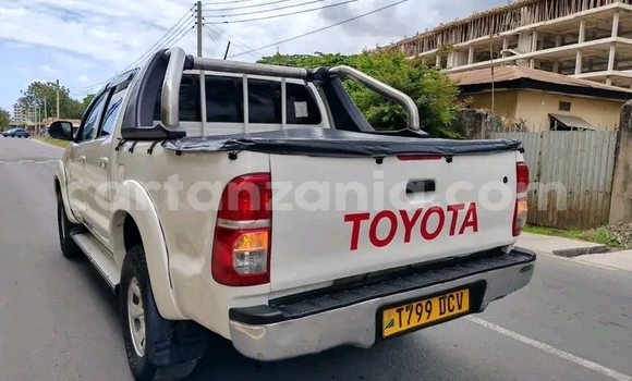 Nunua Ilio tumika Toyota Hiluxe VIGO Nyeupe Gari ndani ya Butiama nchini Mara