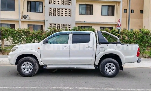 Nunua Ilio tumika Toyota Hiluxe VIGO Nyeupe Gari ndani ya Butiama nchini Mara Nunua Ilio tumika Toyota Hiluxe VIGO Nyeupe Gari ndani ya Butiama nchini Mara