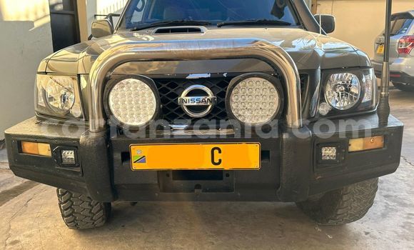 Nunua Ilio tumika Nissan Patrol Brown Gari ndani ya Dar es Salaam nchini Dar es Salaam