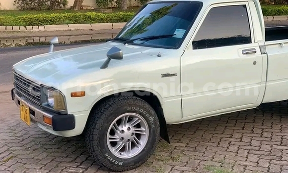Nunua Ilio tumika Toyota Hilux Nyeupe Gari ndani ya Biharamulo nchini Kagera