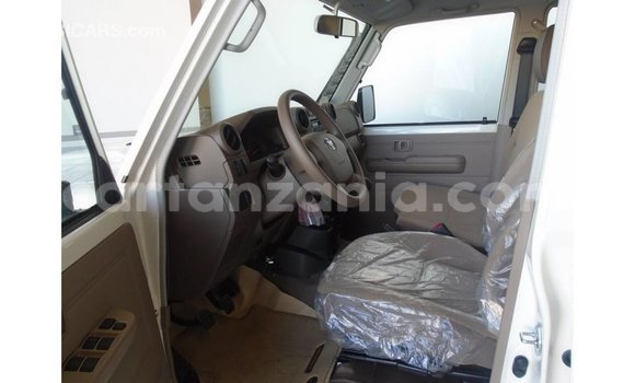 Nunua Imported Toyota Land Cruiser Nyeupe Gari ndani ya Import - Dubai nchini Arusha Nunua Imported Toyota Land Cruiser Nyeupe Gari ndani ya Import - Dubai nchini Arusha