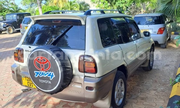 Nunua Ilio tumika Toyota RAV4 Nyeupe Gari ndani ya Dar es Salaam nchini Dar es Salaam Nunua Ilio tumika Toyota RAV4 Nyeupe Gari ndani ya Dar es Salaam nchini Dar es Salaam