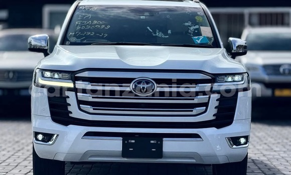 Nunua Imported Toyota Land Cruiser Nyeupe Gari ndani ya Dar es Salaam nchini Dar es Salaam