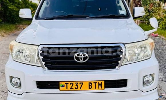 Nunua Ilio tumika Toyota Land Cruiser Nyeupe Gari ndani ya Dar es Salaam nchini Dar es Salaam