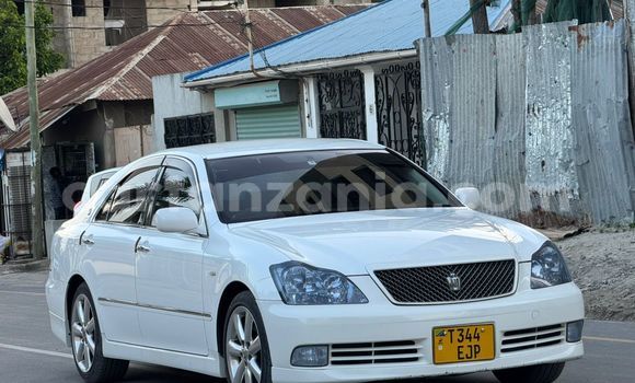 Buy Used Toyota Crown White Car in Dar es Salaam in Dar es Salaam Buy Used Toyota Crown White Car in Dar es Salaam in Dar es Salaam