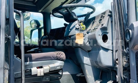 Nunua Mpya Scania 113–320 Nyeusi Lori ndani ya Dar es Salaam nchini Dar es Salaam Nunua Mpya Scania 113–320 Nyeusi Lori ndani ya Dar es Salaam nchini Dar es Salaam