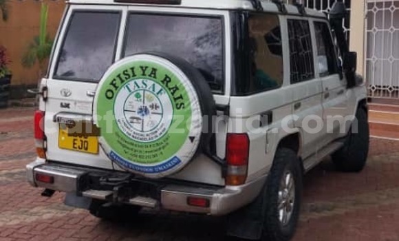 Buy Used Toyota Land Cruiser White Car in Dar es Salaam in Dar es Salaam