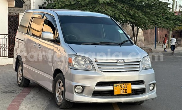 Nunua Ilio tumika Toyota Noah Fedha Gari ndani ya Dar es Salaam nchini Dar es Salaam