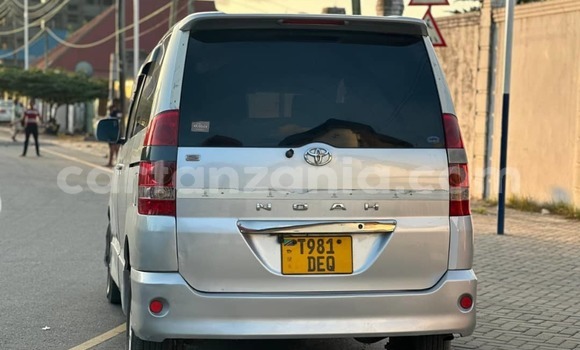 Nunua Ilio tumika Toyota Noah Nyekundu Gari ndani ya Dar es Salaam nchini Dar es Salaam