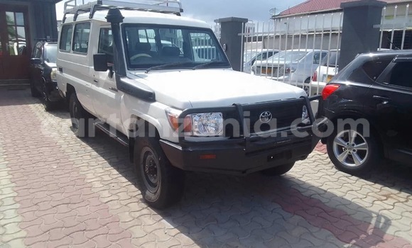 Buy Used Toyota Land Cruiser White Car in Dar es Salaam in Dar es Salaam