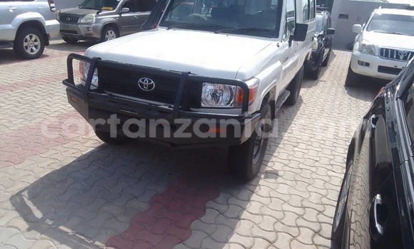Nunua Ilio tumika Toyota Land Cruiser Nyeupe Gari ndani ya Dar es Salaam nchini Dar es Salaam Nunua Ilio tumika Toyota Land Cruiser Nyeupe Gari ndani ya Dar es Salaam nchini Dar es Salaam