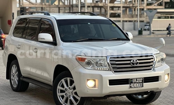 Nunua Imported Toyota Land Cruiser Nyeupe Gari ndani ya Dar es Salaam nchini Dar es Salaam
