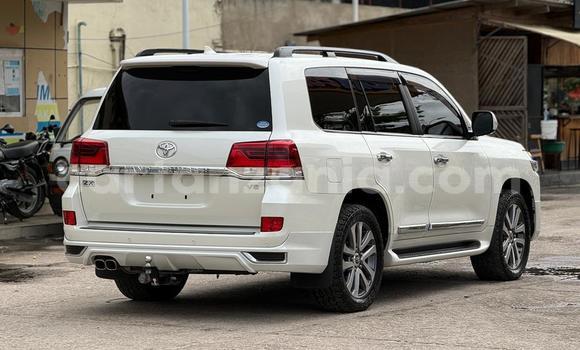 Nunua Imported Toyota Land Cruiser Nyeupe Gari ndani ya Dar es Salaam nchini Dar es Salaam Nunua Imported Toyota Land Cruiser Nyeupe Gari ndani ya Dar es Salaam nchini Dar es Salaam