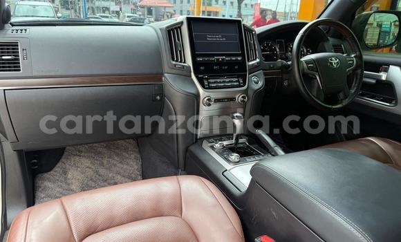 Nunua Imported Toyota Land Cruiser Nyeupe Gari ndani ya Dar es Salaam nchini Dar es Salaam Nunua Imported Toyota Land Cruiser Nyeupe Gari ndani ya Dar es Salaam nchini Dar es Salaam