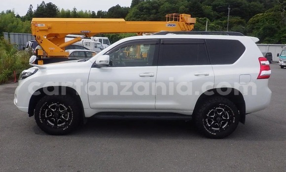 Nunua Imported Toyota Land Cruiser Prado Nyeupe Gari ndani ya Dar es Salaam nchini Dar es Salaam Nunua Imported Toyota Land Cruiser Prado Nyeupe Gari ndani ya Dar es Salaam nchini Dar es Salaam