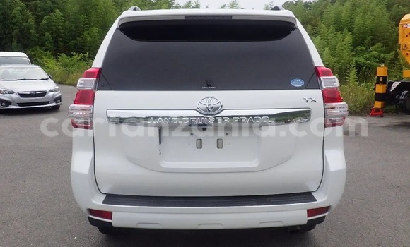 Nunua Imported Toyota Land Cruiser Prado Nyeupe Gari ndani ya Dar es Salaam nchini Dar es Salaam Nunua Imported Toyota Land Cruiser Prado Nyeupe Gari ndani ya Dar es Salaam nchini Dar es Salaam