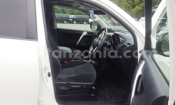 Nunua Imported Toyota Land Cruiser Prado Nyeupe Gari ndani ya Dar es Salaam nchini Dar es Salaam Nunua Imported Toyota Land Cruiser Prado Nyeupe Gari ndani ya Dar es Salaam nchini Dar es Salaam